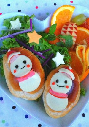 ロールパンで雪だるま*キャラ弁にも-レシピのメイン写真