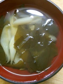 朝食に 簡単 ネギと ワカメの お吸い物-レシピのメイン写真