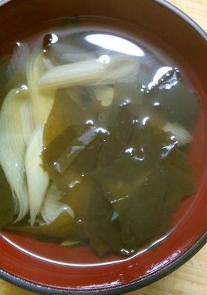 朝食に 簡単 ネギと ワカメの お吸い物-レシピのメイン写真