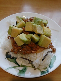 主婦ランチにも!納豆アボカド塩昆布ご飯-レシピのメイン写真