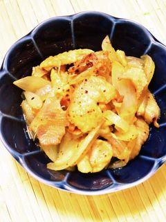 簡単おつまみ♪鶏皮と玉ねぎのポン酢炒め-レシピのメイン写真
