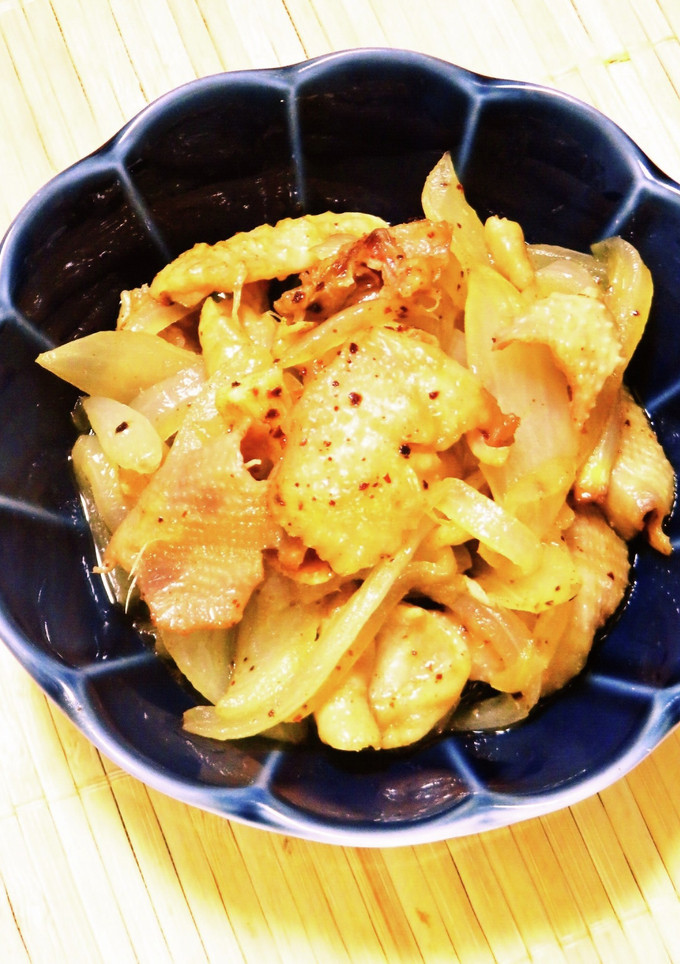簡単おつまみ♪鶏皮と玉ねぎのポン酢炒め-レシピのメイン写真