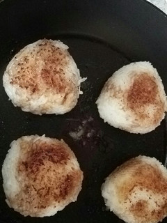 残りご飯でバター醤油焼おにぎり~-レシピのメイン写真
