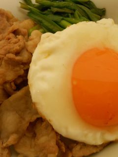 簡単めんつゆで★ニラ玉豚丼-レシピのメイン写真