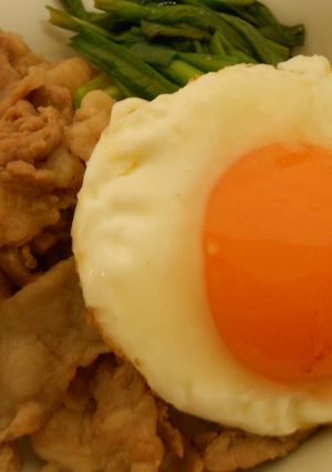 簡単めんつゆで★ニラ玉豚丼-レシピのメイン写真