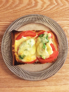 アボカドとトマトのとろけるチーズトースト-レシピのメイン写真