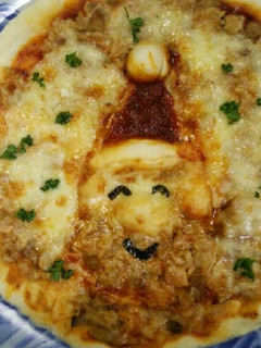 クリスマスの一品に!サンタの浮き出るピザ-レシピのメイン写真