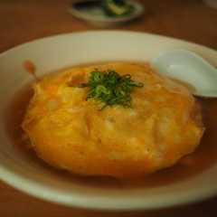 รูปของ 具だくさん海老ピラフでエスニック天津飯