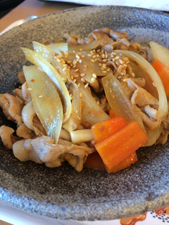 玉ねぎと豚こまの甘味噌炒め丼-レシピのメイン写真