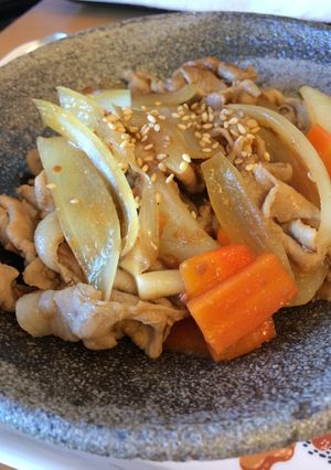 玉ねぎと豚こまの甘味噌炒め丼-レシピのメイン写真