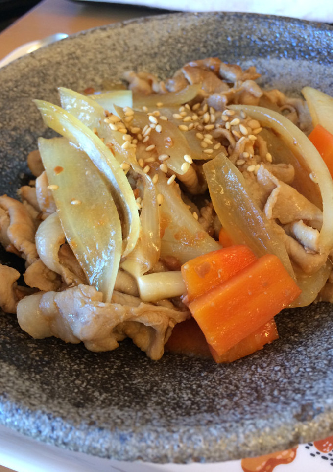 玉ねぎと豚こまの甘味噌炒め丼-レシピのメイン写真