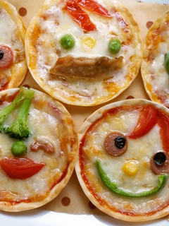 餃子の皮でニコニコピザ-レシピのメイン写真