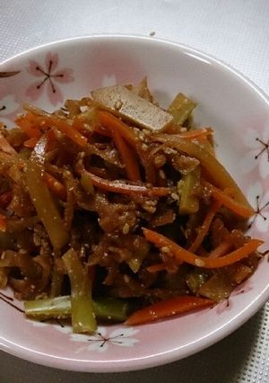ブロッコリーの茎ごま炒め[皮まで使用]-レシピのメイン写真
