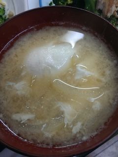 卵と玉ねぎのシンプル味噌汁-レシピのメイン写真