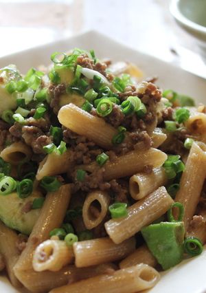 アボカドと肉味噌のペンネ-レシピのメイン写真