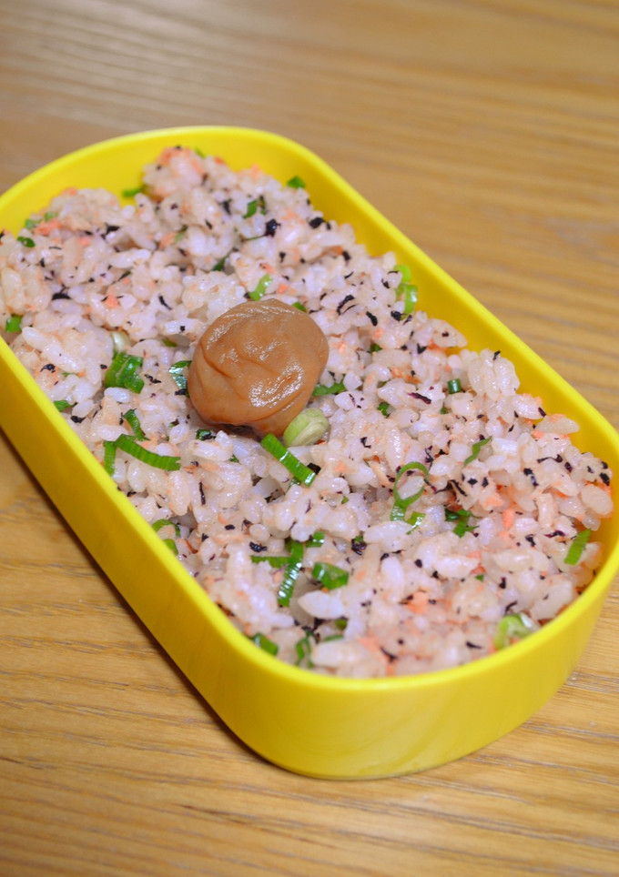お弁当に！鮭フレークとゆかりの香りご飯✿-レシピのメイン写真