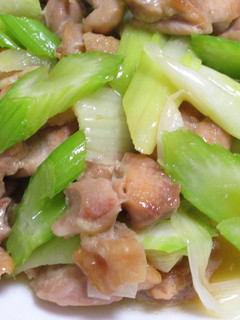 鍋キューブで味付け!鶏ももセロリねぎ炒め-レシピのメイン写真