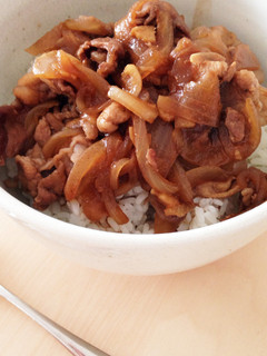 トンテキ風!豚コマで節約こってり豚丼-レシピのメイン写真