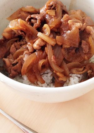 トンテキ風!豚コマで節約こってり豚丼-レシピのメイン写真
