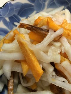 この時期美味しい柿と干し柿で♡大根なます-レシピのメイン写真