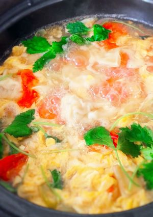 鶏味塩 de 餃子とトマトの酸辣湯鍋-レシピのメイン写真