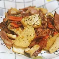 รูปของ ベーコンポテトのガーリックバター炒め