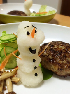 大根おろしアート ハンバーグのオラフ添え-レシピのメイン写真
