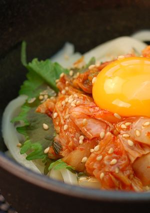 ピリ辛♪キムチ釜玉うどん-レシピのメイン写真