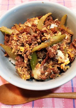 牛肉とセロリの卵とじ丼-レシピのメイン写真