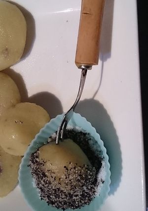 サツマイモの米粉ニョッキ風。黒ごまかけ。-レシピのメイン写真