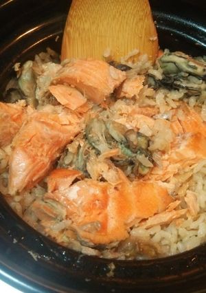 土鍋でおいしいよ♪鮭&牡蠣の炊きこみ飯-レシピのメイン写真