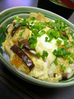 鶏肉がなくても大丈夫!キノコと揚げの卵丼-レシピのメイン写真