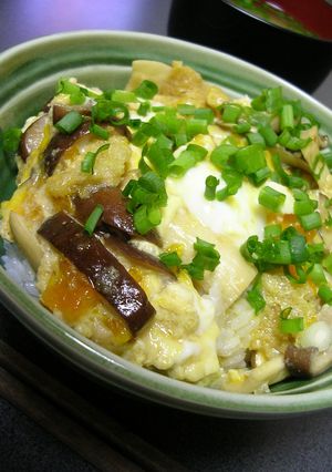 鶏肉がなくても大丈夫！キノコと揚げの卵丼-レシピのメイン写真