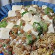 冷凍炒飯で簡単♪オクラ納豆豆腐かけ炒飯