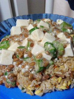冷凍炒飯で簡単♪オクラ納豆豆腐かけ炒飯-レシピのメイン写真