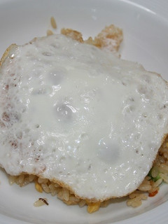 黄身を忘れた目玉焼きをのせチャーおう♪-レシピのメイン写真