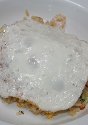 黄身を忘れた目玉焼きをのせチャーおう♪-レシピのメイン写真