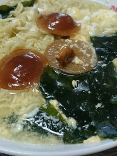 即席ラーメンにナメコと卵と揉みワカメ^^-レシピのメイン写真