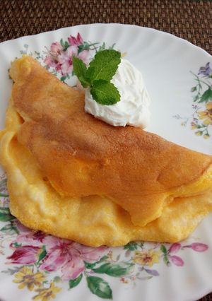 スフレオムレツ ホイップクリーム添え-レシピのメイン写真