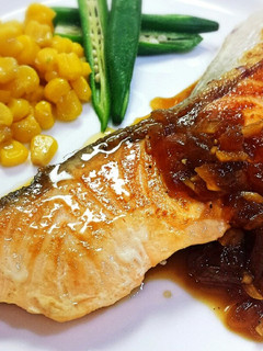 ガリバタソースでご飯が進む!鮭のムニエル-レシピのメイン写真