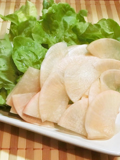 赤大根の甘酢漬けとブーケレタス添え-レシピのメイン写真