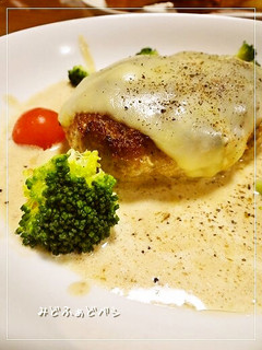 ホワイトチーズハンバーグ✿クリームソース-レシピのメイン写真