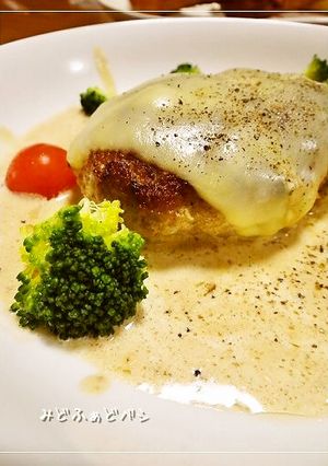 ホワイトチーズハンバーグ✿クリームソース-レシピのメイン写真