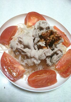 もやし豚肉トマトピリ辛ソースサラダ-レシピのメイン写真