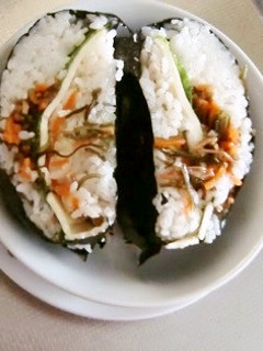 松前漬・大葉・スライスチーズでおにぎらず-レシピのメイン写真