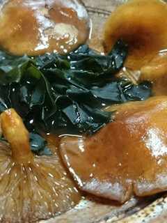 開きナメコと乾燥ワカメの焼きキノコ-レシピのメイン写真