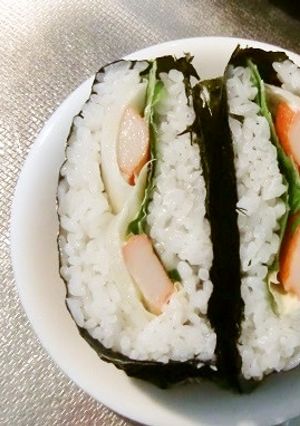 チコリとかにかまぼこでふんわりおにぎらず-レシピのメイン写真