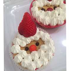 รูปของ クリスマスに☆サンタさんのカップケーキ