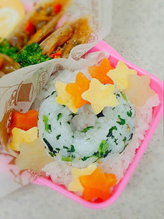 お弁当に~クリスマスご飯でリース♬-レシピのメイン写真