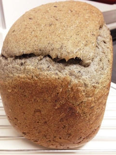 ホームベーカリーでゴマ食パン-レシピのメイン写真